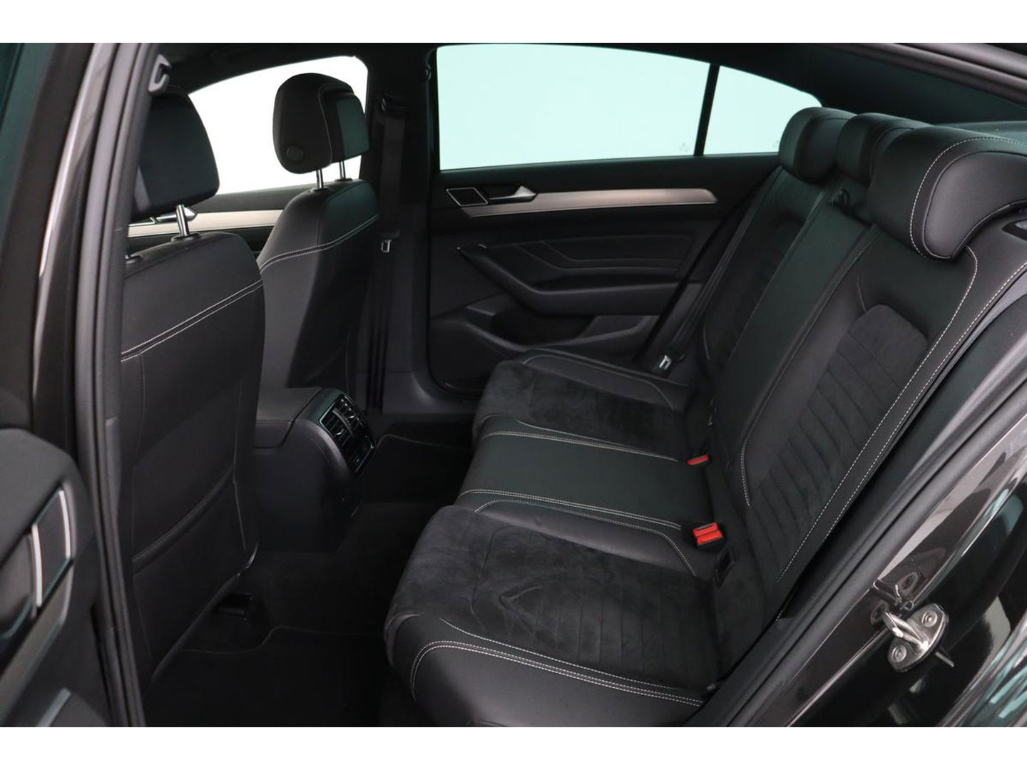 Volkswagen Passat 1.5 TSI R Line | Stoelverwarming | Matrix LED | Adaptive cruise | Carplay | Leder/Alcantara | Navigatie | Parkeerhulp