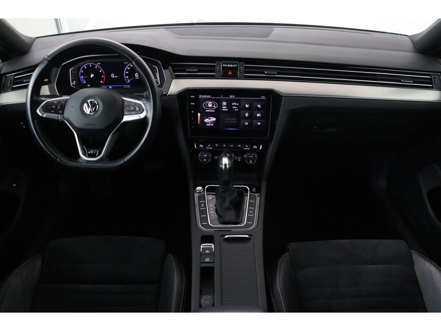 Volkswagen Passat 1.5 TSI R Line | Stoelverwarming | Matrix LED | Adaptive cruise | Carplay | Leder/Alcantara | Navigatie | Parkeerhulp
