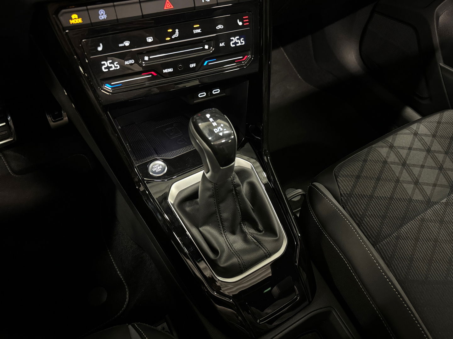 Volkswagen T-Roc 1.5 TSI R-Line Pano|Keyless|Sfeer|Camera|IQ