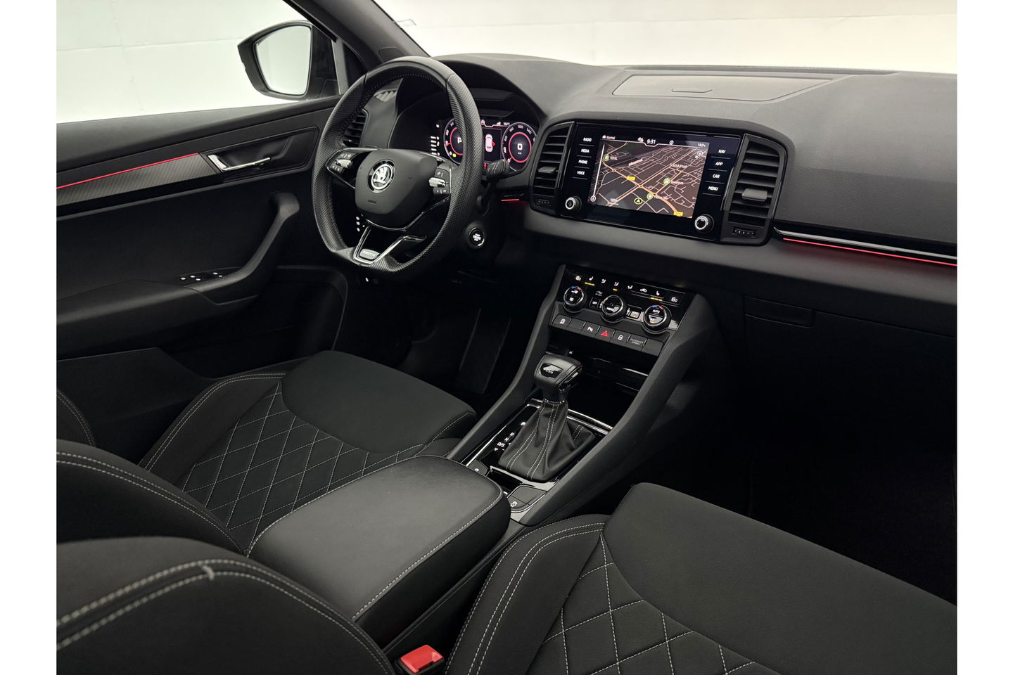 Škoda Karoq 1.5 TSI ACT 150PK Sportline Business Pano Sfeer Carplay Virtual Camera LED Clima Cruise Navi PDC 19''LMV