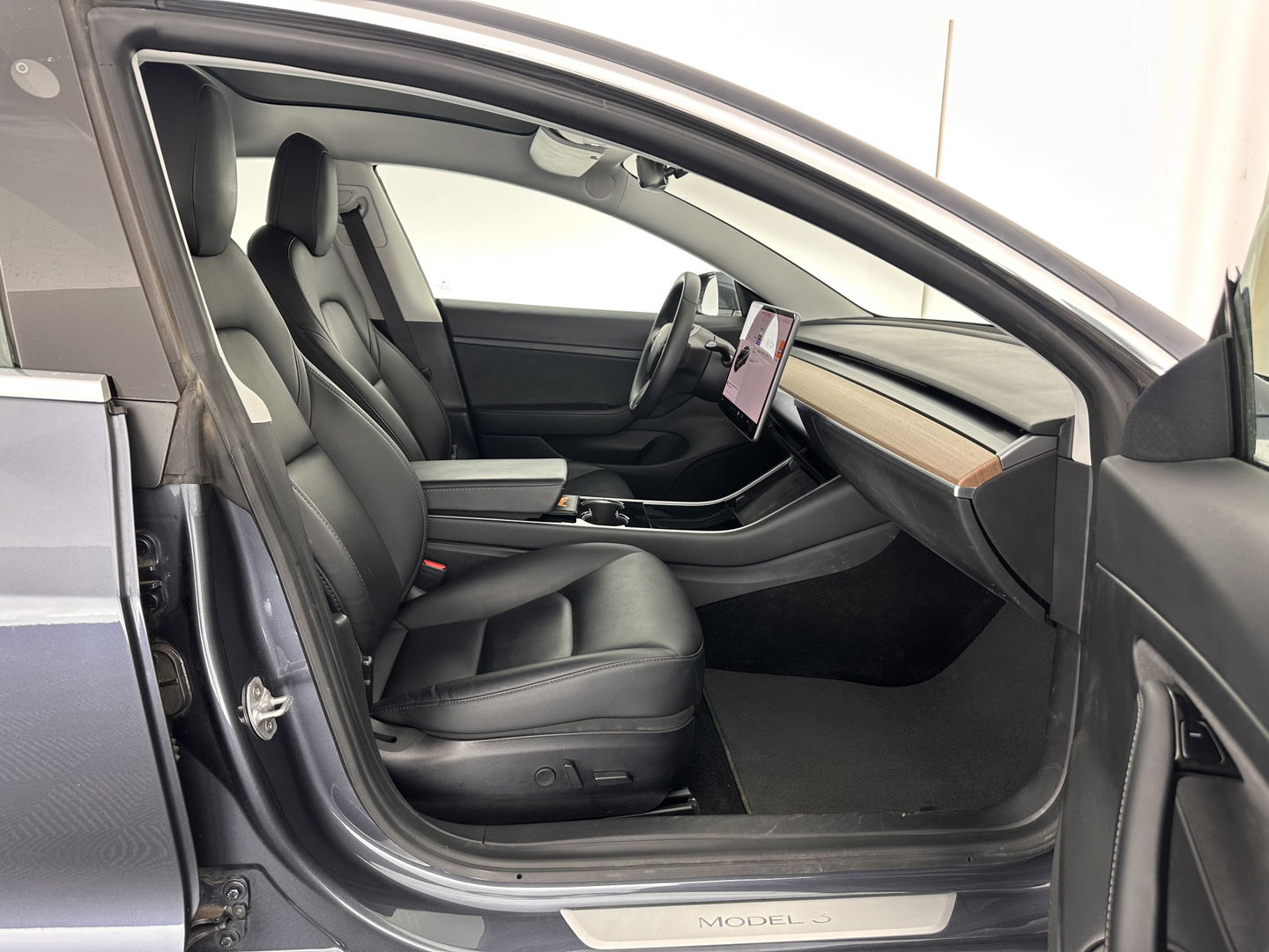 Tesla Model 3 Standard RWD Plus 60 kWh [ 3-Fase ] (INCL-BTW) Aut. *PANO | AUTO-PILOT | NAPPA-LEATHER | KEYLESS | FULL-LED | MEMORY-PACK | SURROUND-VIEW | DAB | CARPLAY | DIGI-COCKPIT | LANE-ASSIST | HEATED-COMFORT-SEATS | 19"ALU*