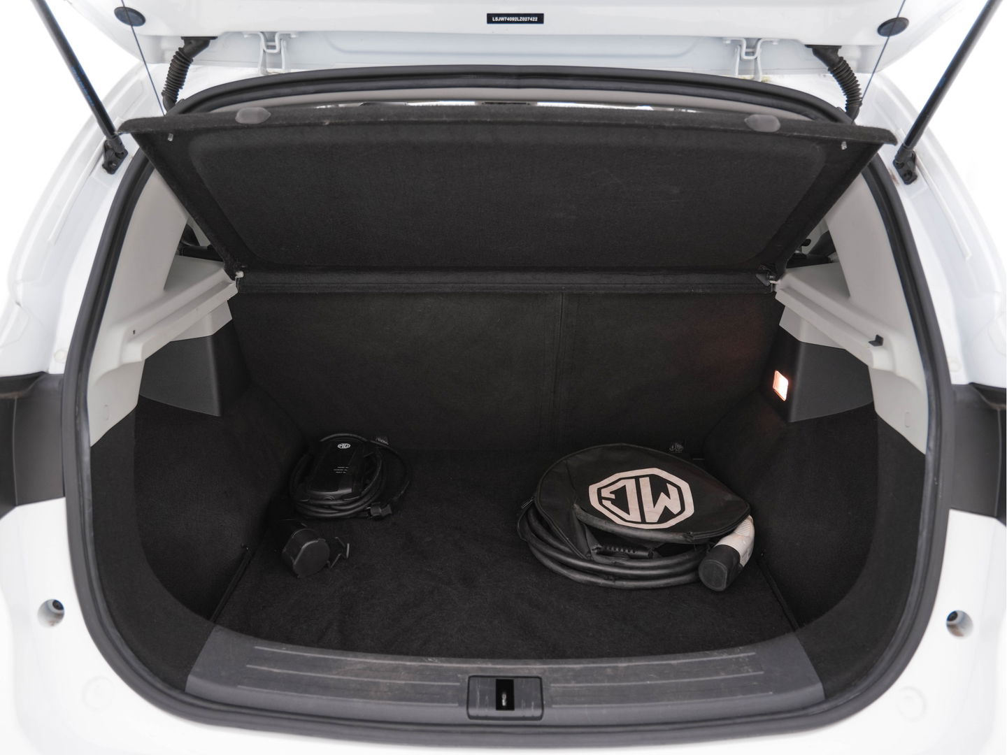 MG ZS EV Luxury 45 kWh (INCL-BTW) *PANO | FULL-LEATHER | CCS-FASTLOADER | KEYLESS | NAVI-FULLMAP | ADAPTIVE-CRUISE | CAMERA | HEATED-SPORT-SEATS | CARPLAY | BLINDSPOT | DAB | LANE-ASSIST | 17"ALU*