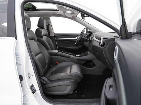 MG ZS EV Luxury 45 kWh (INCL-BTW) *PANO | FULL-LEATHER | CCS-FASTLOADER | KEYLESS | NAVI-FULLMAP | ADAPTIVE-CRUISE | CAMERA | HEATED-SPORT-SEATS | CARPLAY | BLINDSPOT | DAB | LANE-ASSIST | 17"ALU*