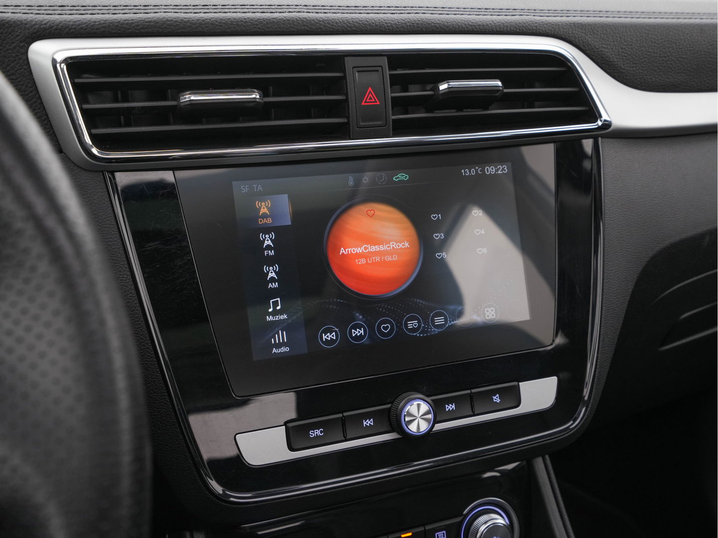 MG ZS EV Luxury 45 kWh (INCL-BTW) *PANO | FULL-LEATHER | CCS-FASTLOADER | KEYLESS | NAVI-FULLMAP | ADAPTIVE-CRUISE | CAMERA | HEATED-SPORT-SEATS | CARPLAY | BLINDSPOT | DAB | LANE-ASSIST | 17"ALU*