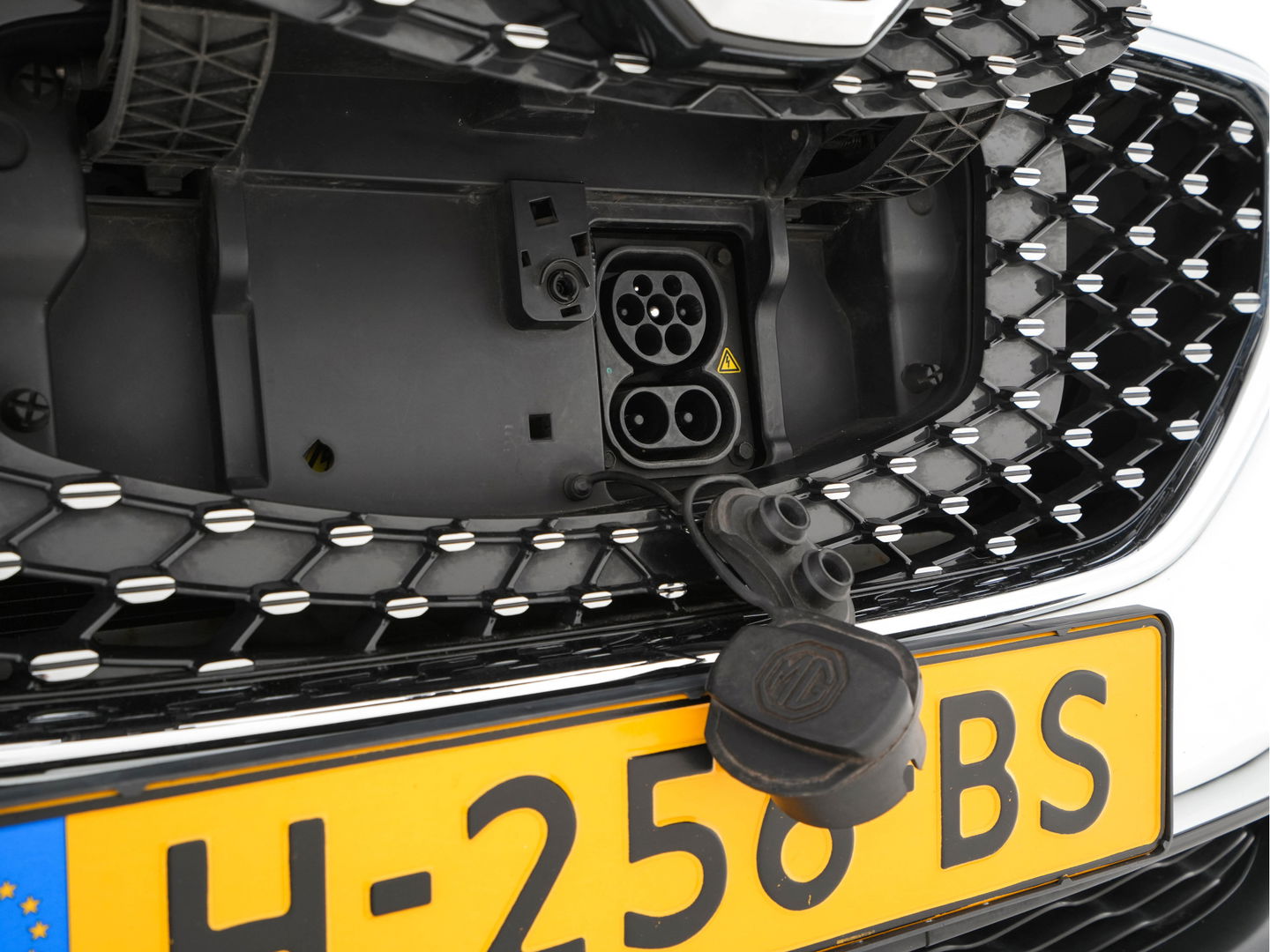 MG ZS EV Luxury 45 kWh (INCL-BTW) *PANO | FULL-LEATHER | CCS-FASTLOADER | KEYLESS | NAVI-FULLMAP | ADAPTIVE-CRUISE | CAMERA | HEATED-SPORT-SEATS | CARPLAY | BLINDSPOT | DAB | LANE-ASSIST | 17"ALU*