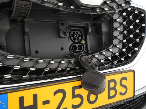 MG ZS EV Luxury 45 kWh (INCL-BTW) *PANO | FULL-LEATHER | CCS-FASTLOADER | KEYLESS | NAVI-FULLMAP | ADAPTIVE-CRUISE | CAMERA | HEATED-SPORT-SEATS | CARPLAY | BLINDSPOT | DAB | LANE-ASSIST | 17"ALU*