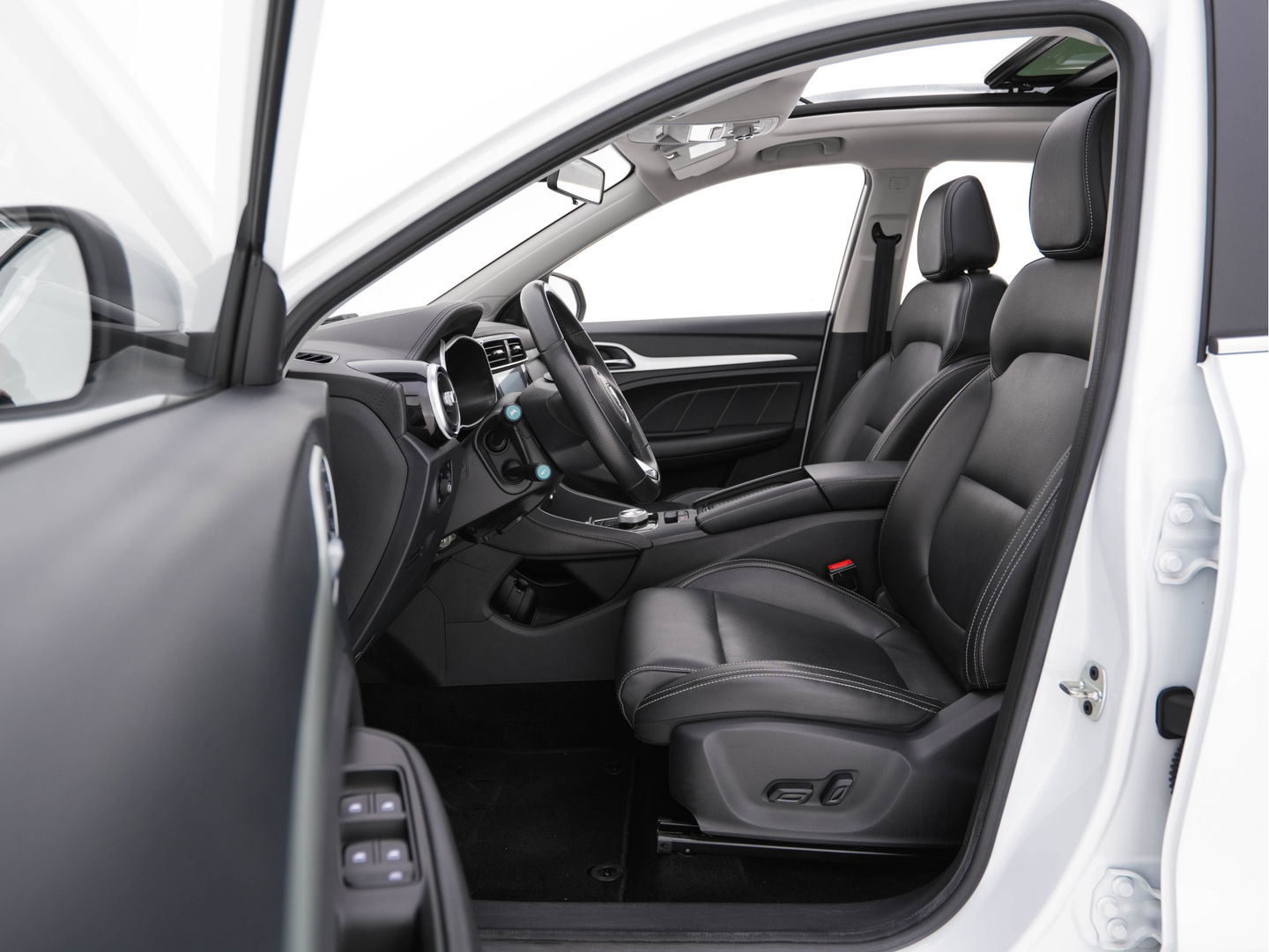 MG ZS EV Luxury 45 kWh (INCL-BTW) *PANO | FULL-LEATHER | CCS-FASTLOADER | KEYLESS | NAVI-FULLMAP | ADAPTIVE-CRUISE | CAMERA | HEATED-SPORT-SEATS | CARPLAY | BLINDSPOT | DAB | LANE-ASSIST | 17"ALU*