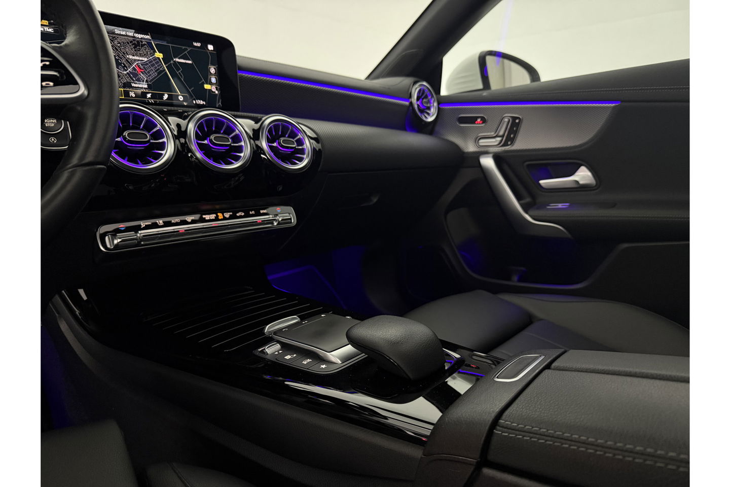 Mercedes-Benz CLA-Klasse 180 AMG Pano Sfeer Camera Carplay Virtual LED Trekhaak Cruise Navi Clima PDC Memory-Seats 18"LMV