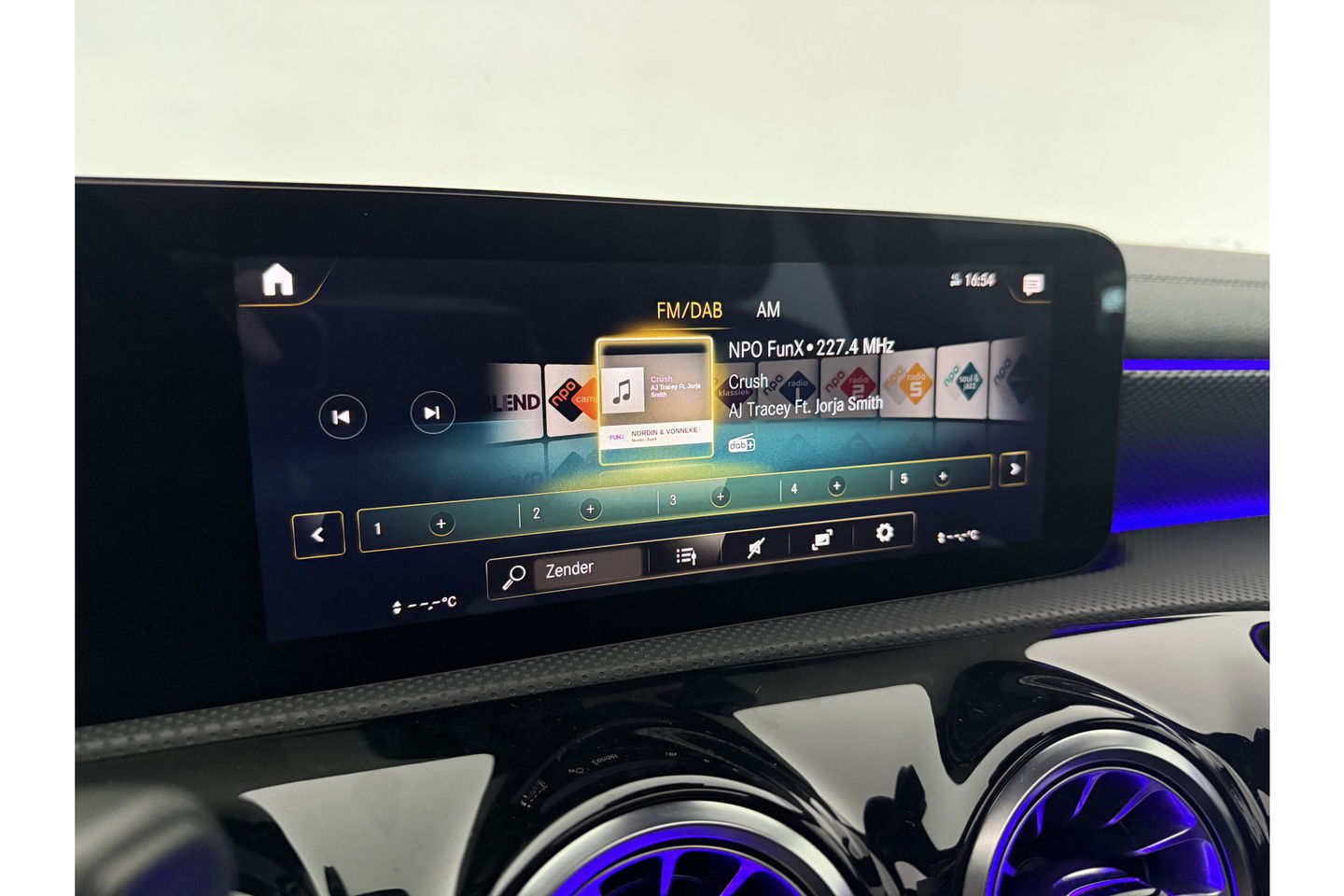 Mercedes-Benz CLA-Klasse 180 AMG Pano Sfeer Camera Carplay Virtual LED Trekhaak Cruise Navi Clima PDC Memory-Seats 18"LMV