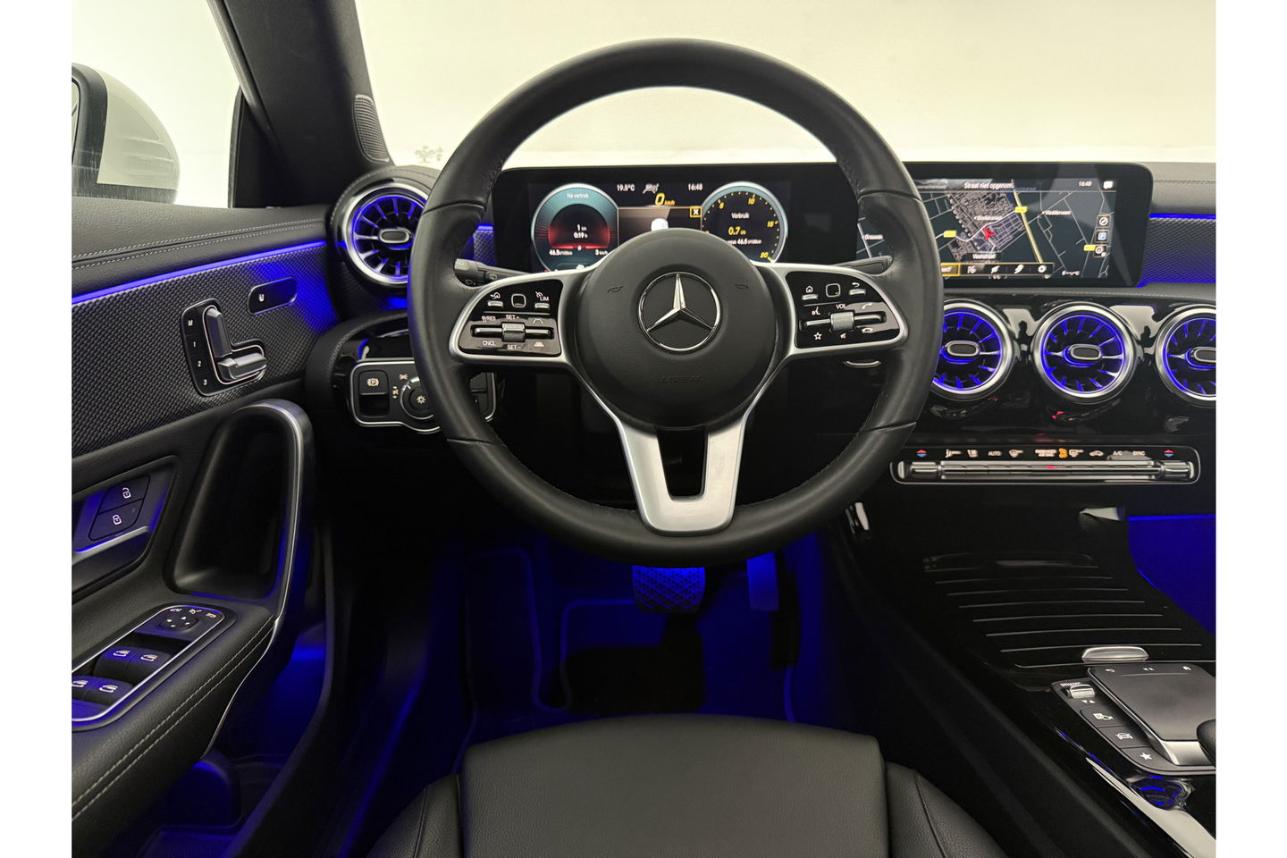 Mercedes-Benz CLA-Klasse 180 AMG Pano Sfeer Camera Carplay Virtual LED Trekhaak Cruise Navi Clima PDC Memory-Seats 18"LMV