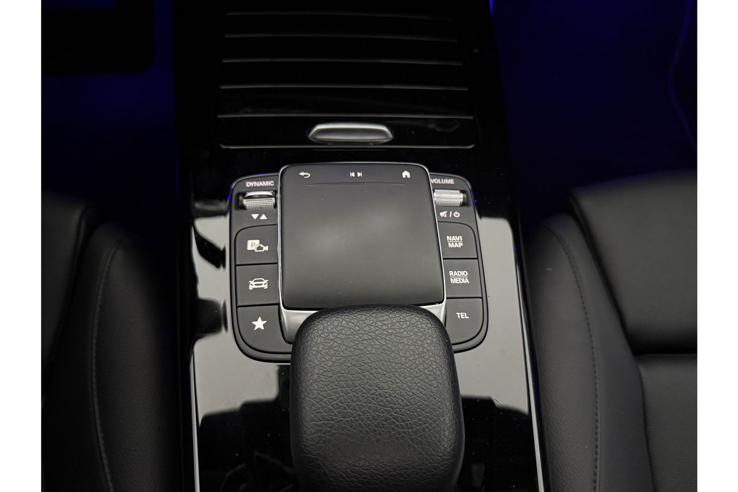 Mercedes-Benz CLA-Klasse 180 AMG Pano Sfeer Camera Carplay Virtual LED Trekhaak Cruise Navi Clima PDC Memory-Seats 18"LMV