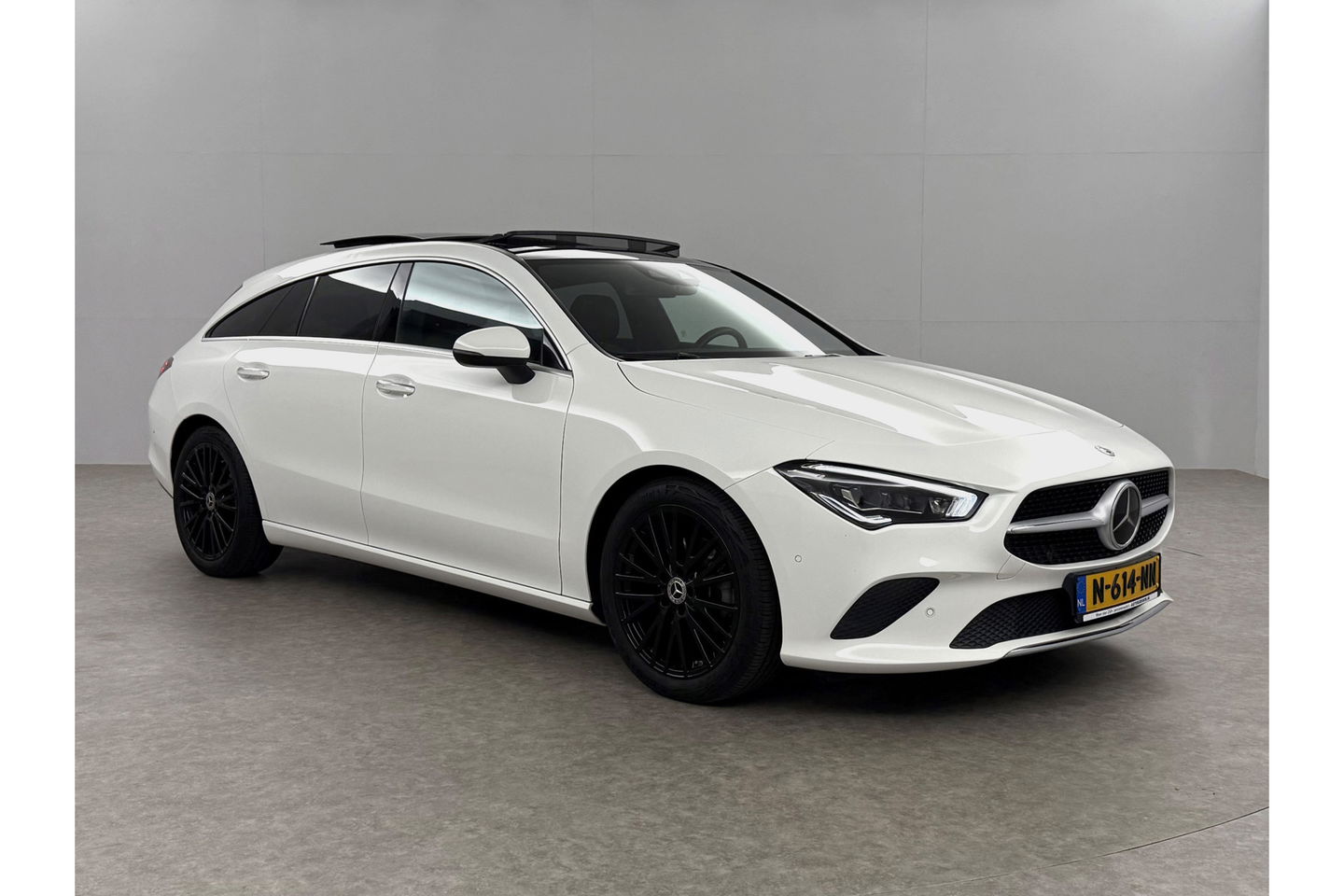 Mercedes-Benz CLA-Klasse 180 AMG Pano Sfeer Camera Carplay Virtual LED Trekhaak Cruise Navi Clima PDC Memory-Seats 18"LMV