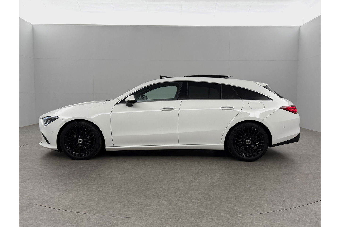 Mercedes-Benz CLA-Klasse 180 AMG Pano Sfeer Camera Carplay Virtual LED Trekhaak Cruise Navi Clima PDC Memory-Seats 18"LMV