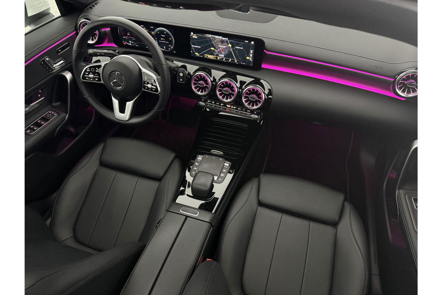 Mercedes-Benz CLA-Klasse 180 AMG Pano Sfeer Camera Carplay Virtual LED Trekhaak Cruise Navi Clima PDC Memory-Seats 18"LMV