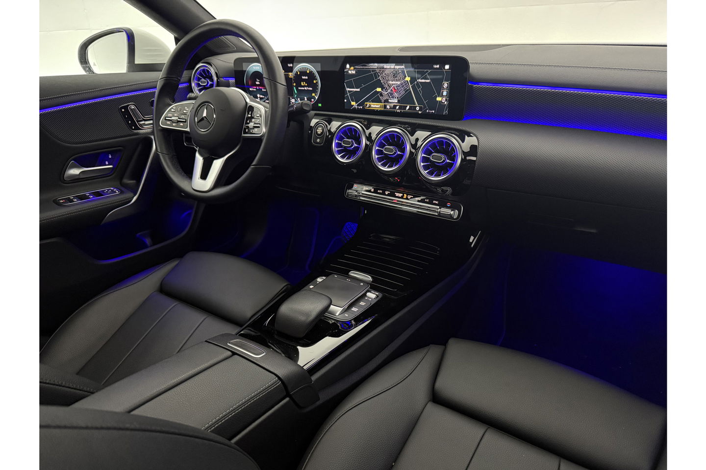 Mercedes-Benz CLA-Klasse 180 AMG Pano Sfeer Camera Carplay Virtual LED Trekhaak Cruise Navi Clima PDC Memory-Seats 18"LMV