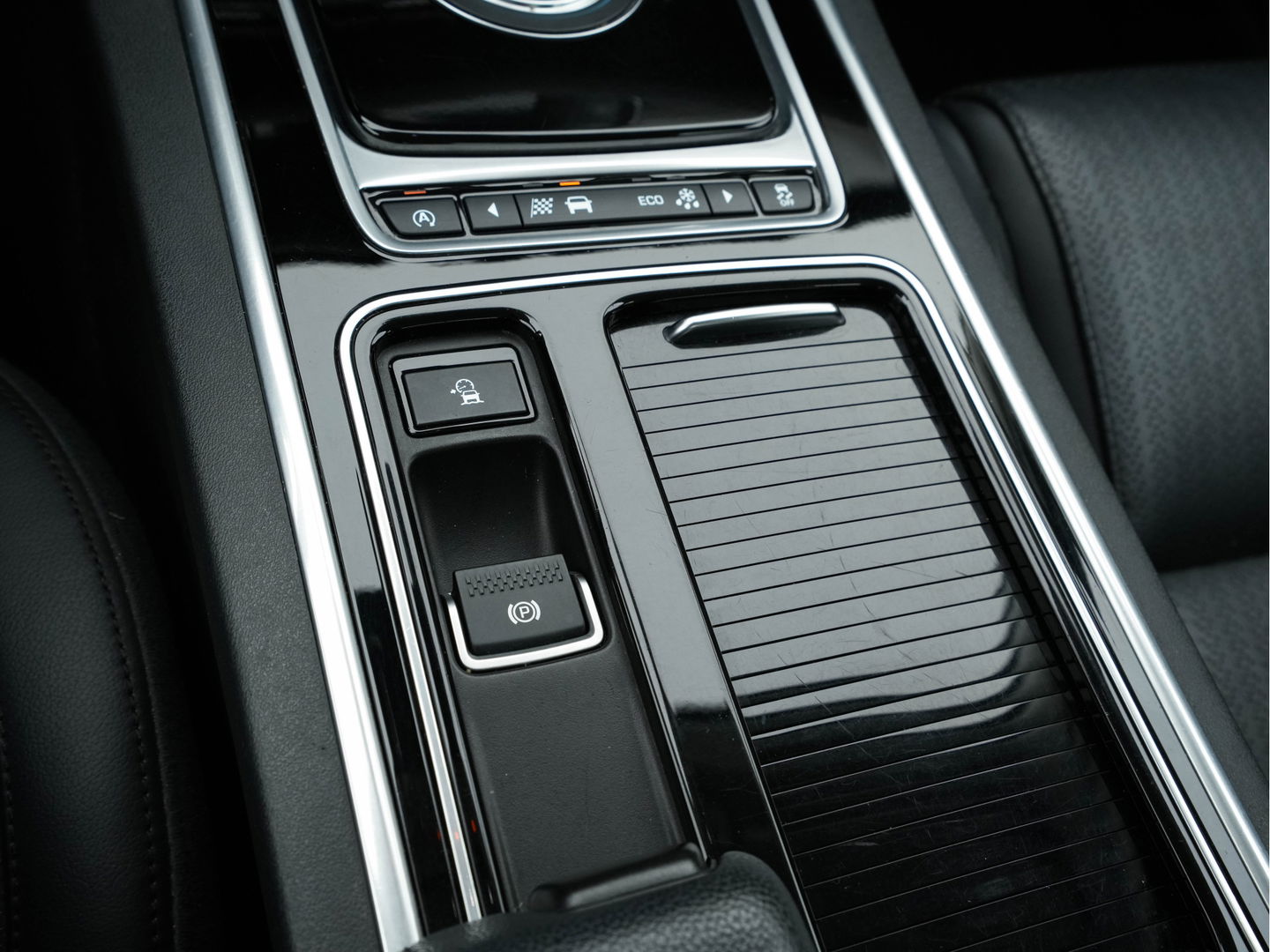 Jaguar XF 2.0 Portfolio Aut. *WINDSOR-FULL-LEATHER | BI-XENON | NAVI-FULLMAP | JAGUAR-AUDIO | CAMERA | COMFORT-SEATS | SHIFT-PADDLES | LANE-ASSIST | KEYLESS | HEATED-SEATS |  ECC | PDC | CRUISE | 18"ALU*