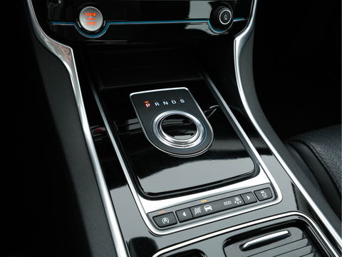Jaguar XF 2.0 Portfolio Aut. *WINDSOR-FULL-LEATHER | BI-XENON | NAVI-FULLMAP | JAGUAR-AUDIO | CAMERA | COMFORT-SEATS | SHIFT-PADDLES | LANE-ASSIST | KEYLESS | HEATED-SEATS |  ECC | PDC | CRUISE | 18"ALU*