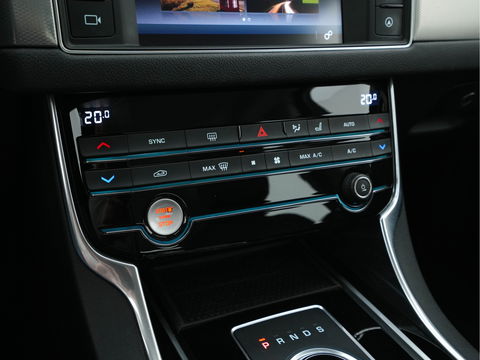 Jaguar XF 2.0 Portfolio Aut. *WINDSOR-FULL-LEATHER | BI-XENON | NAVI-FULLMAP | JAGUAR-AUDIO | CAMERA | COMFORT-SEATS | SHIFT-PADDLES | LANE-ASSIST | KEYLESS | HEATED-SEATS |  ECC | PDC | CRUISE | 18"ALU*