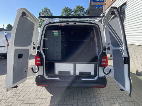 Volkswagen Transporter 2.0 TDI 102pk euro 6 / L1H1 Comfortline / bpm vrij / vaste prijs rijklaar € 12.950 ex btw / lease vanaf € 218 / Bott ingerichte laadruimte / imperial / trekhaak / bijrijdersbank !
