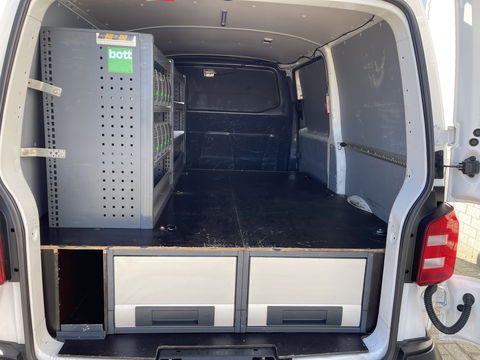 Volkswagen Transporter 2.0 TDI 102pk euro 6 / L1H1 Comfortline / bpm vrij / vaste prijs rijklaar € 12.950 ex btw / lease vanaf € 218 / Bott ingerichte laadruimte / imperial / trekhaak / bijrijdersbank !
