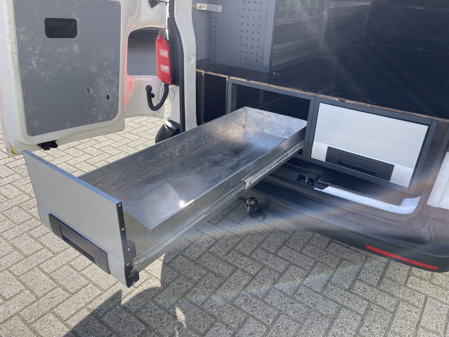 Volkswagen Transporter 2.0 TDI 102pk euro 6 / L1H1 Comfortline / bpm vrij / vaste prijs rijklaar € 12.950 ex btw / lease vanaf € 218 / Bott ingerichte laadruimte / imperial / trekhaak / bijrijdersbank !