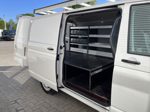 Volkswagen Transporter 2.0 TDI 102pk euro 6 / L1H1 Comfortline / bpm vrij / vaste prijs rijklaar € 12.950 ex btw / lease vanaf € 218 / Bott ingerichte laadruimte / imperial / trekhaak / bijrijdersbank !