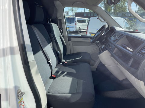 Volkswagen Transporter 2.0 TDI 102pk euro 6 / L1H1 Comfortline / bpm vrij / vaste prijs rijklaar € 12.950 ex btw / lease vanaf € 218 / Bott ingerichte laadruimte / imperial / trekhaak / bijrijdersbank !