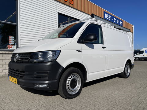 Volkswagen Transporter 2.0 TDI 102pk euro 6 / L1H1 Comfortline / bpm vrij / vaste prijs rijklaar € 12.950 ex btw / lease vanaf € 218 / Bott ingerichte laadruimte / imperial / trekhaak / bijrijdersbank !