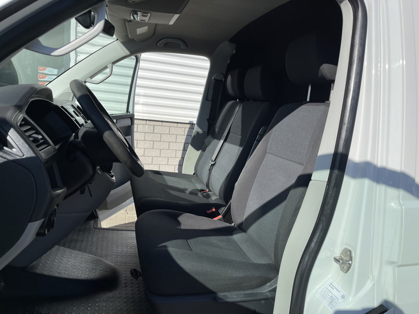 Volkswagen Transporter 2.0 TDI 102pk euro 6 / L1H1 Comfortline / bpm vrij / vaste prijs rijklaar € 12.950 ex btw / lease vanaf € 218 / Bott ingerichte laadruimte / imperial / trekhaak / bijrijdersbank !