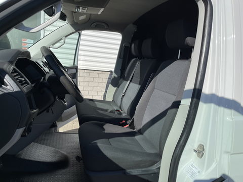 Volkswagen Transporter 2.0 TDI 102pk euro 6 / L1H1 Comfortline / bpm vrij / vaste prijs rijklaar € 12.950 ex btw / lease vanaf € 218 / Bott ingerichte laadruimte / imperial / trekhaak / bijrijdersbank !