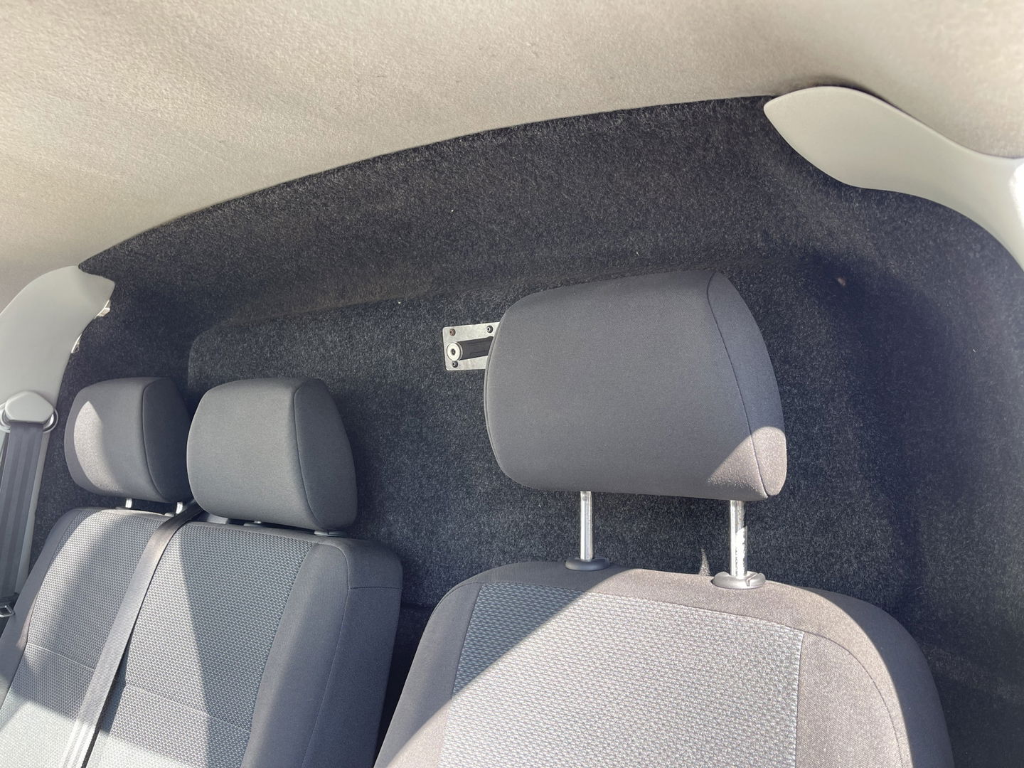 Volkswagen Transporter 2.0 TDI 102pk euro 6 / L1H1 Comfortline / bpm vrij / vaste prijs rijklaar € 12.950 ex btw / lease vanaf € 218 / Bott ingerichte laadruimte / imperial / trekhaak / bijrijdersbank !