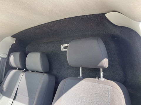 Volkswagen Transporter 2.0 TDI 102pk euro 6 / L1H1 Comfortline / bpm vrij / vaste prijs rijklaar € 12.950 ex btw / lease vanaf € 218 / Bott ingerichte laadruimte / imperial / trekhaak / bijrijdersbank !