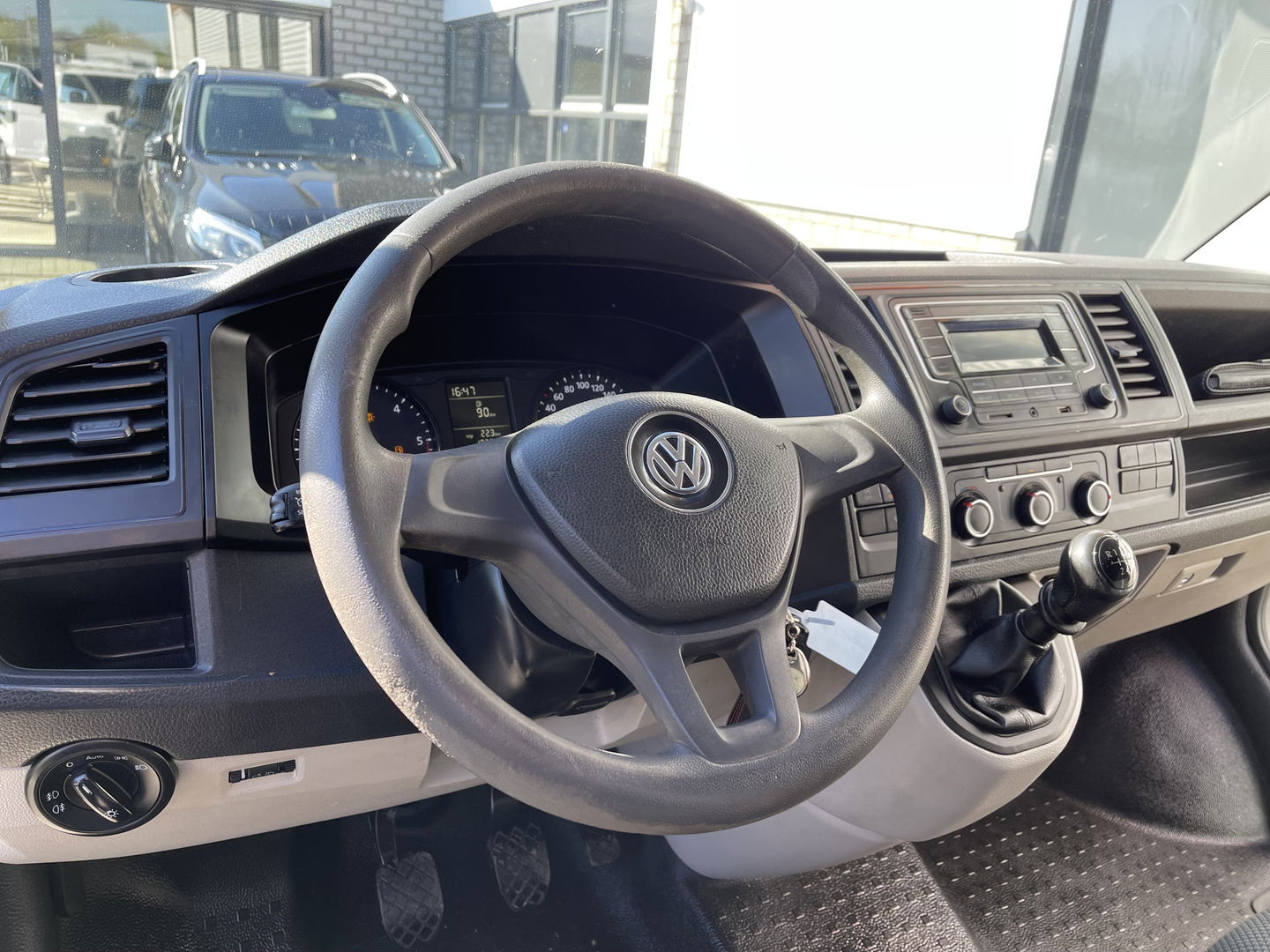 Volkswagen Transporter 2.0 TDI 102pk euro 6 / L1H1 Comfortline / bpm vrij / vaste prijs rijklaar € 12.950 ex btw / lease vanaf € 218 / Bott ingerichte laadruimte / imperial / trekhaak / bijrijdersbank !