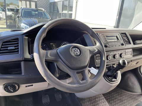 Volkswagen Transporter 2.0 TDI 102pk euro 6 / L1H1 Comfortline / bpm vrij / vaste prijs rijklaar € 12.950 ex btw / lease vanaf € 218 / Bott ingerichte laadruimte / imperial / trekhaak / bijrijdersbank !