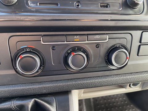 Volkswagen Transporter 2.0 TDI 102pk euro 6 / L1H1 Comfortline / bpm vrij / vaste prijs rijklaar € 12.950 ex btw / lease vanaf € 218 / Bott ingerichte laadruimte / imperial / trekhaak / bijrijdersbank !
