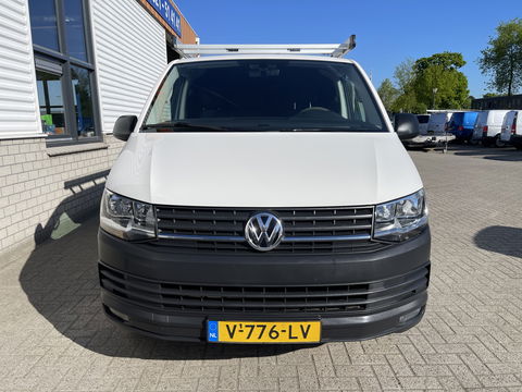 Volkswagen Transporter 2.0 TDI 102pk euro 6 / L1H1 Comfortline / bpm vrij / vaste prijs rijklaar € 12.950 ex btw / lease vanaf € 218 / Bott ingerichte laadruimte / imperial / trekhaak / bijrijdersbank !