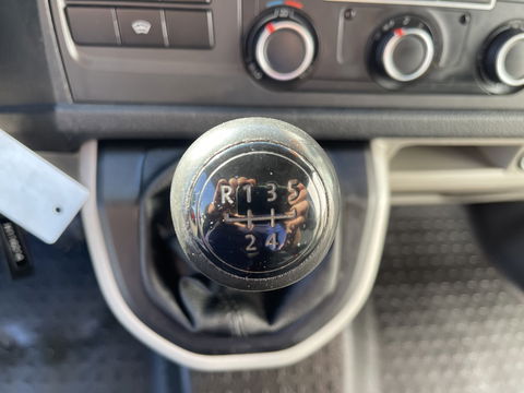 Volkswagen Transporter 2.0 TDI 102pk euro 6 / L1H1 Comfortline / bpm vrij / vaste prijs rijklaar € 12.950 ex btw / lease vanaf € 218 / Bott ingerichte laadruimte / imperial / trekhaak / bijrijdersbank !