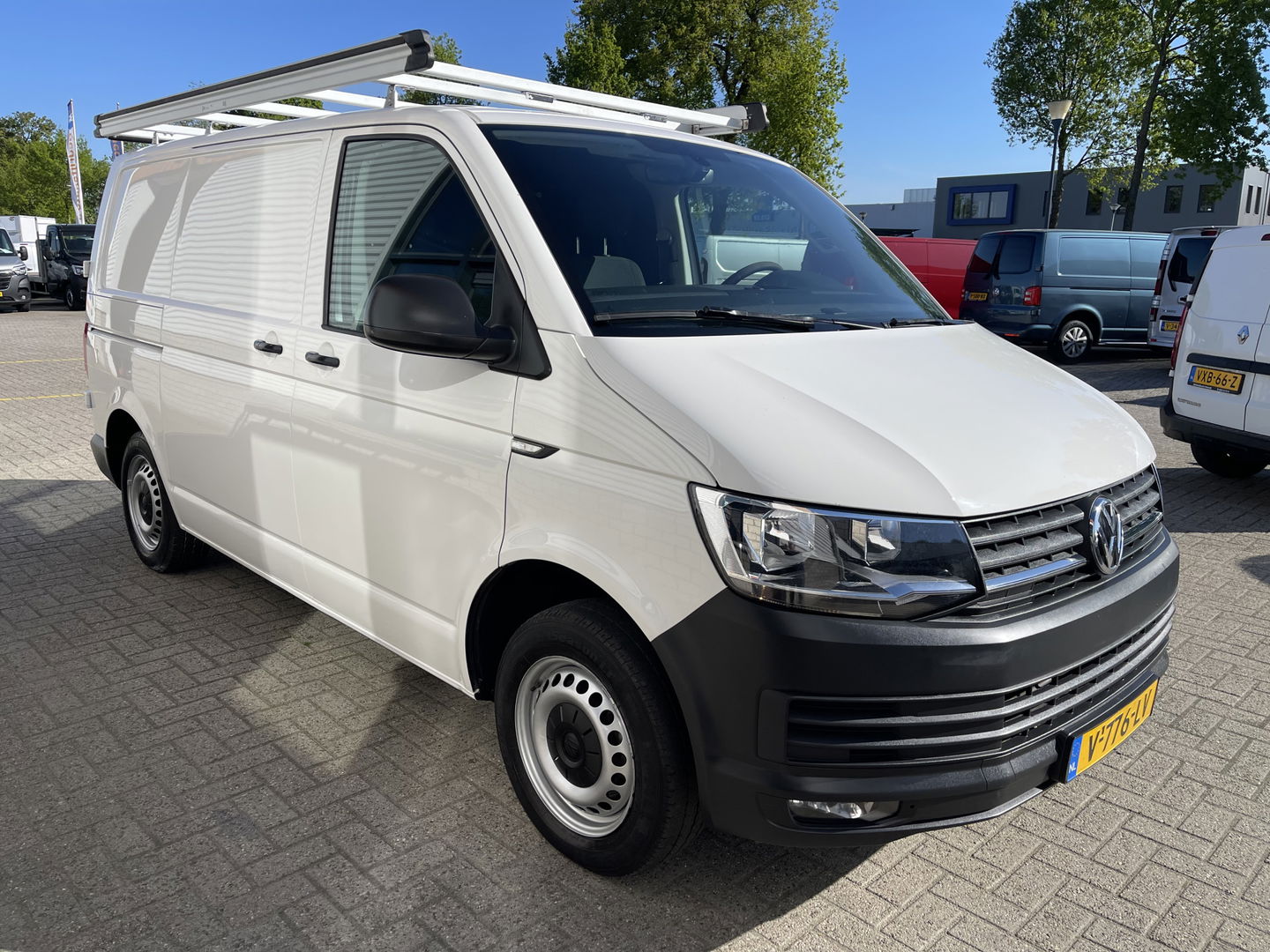 Volkswagen Transporter 2.0 TDI 102pk euro 6 / L1H1 Comfortline / bpm vrij / vaste prijs rijklaar € 12.950 ex btw / lease vanaf € 218 / Bott ingerichte laadruimte / imperial / trekhaak / bijrijdersbank !