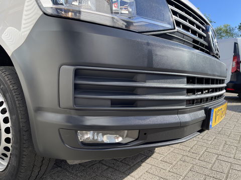 Volkswagen Transporter 2.0 TDI 102pk euro 6 / L1H1 Comfortline / bpm vrij / vaste prijs rijklaar € 12.950 ex btw / lease vanaf € 218 / Bott ingerichte laadruimte / imperial / trekhaak / bijrijdersbank !