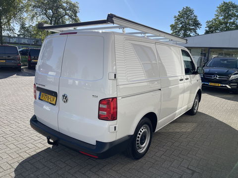 Volkswagen Transporter 2.0 TDI 102pk euro 6 / L1H1 Comfortline / bpm vrij / vaste prijs rijklaar € 12.950 ex btw / lease vanaf € 218 / Bott ingerichte laadruimte / imperial / trekhaak / bijrijdersbank !