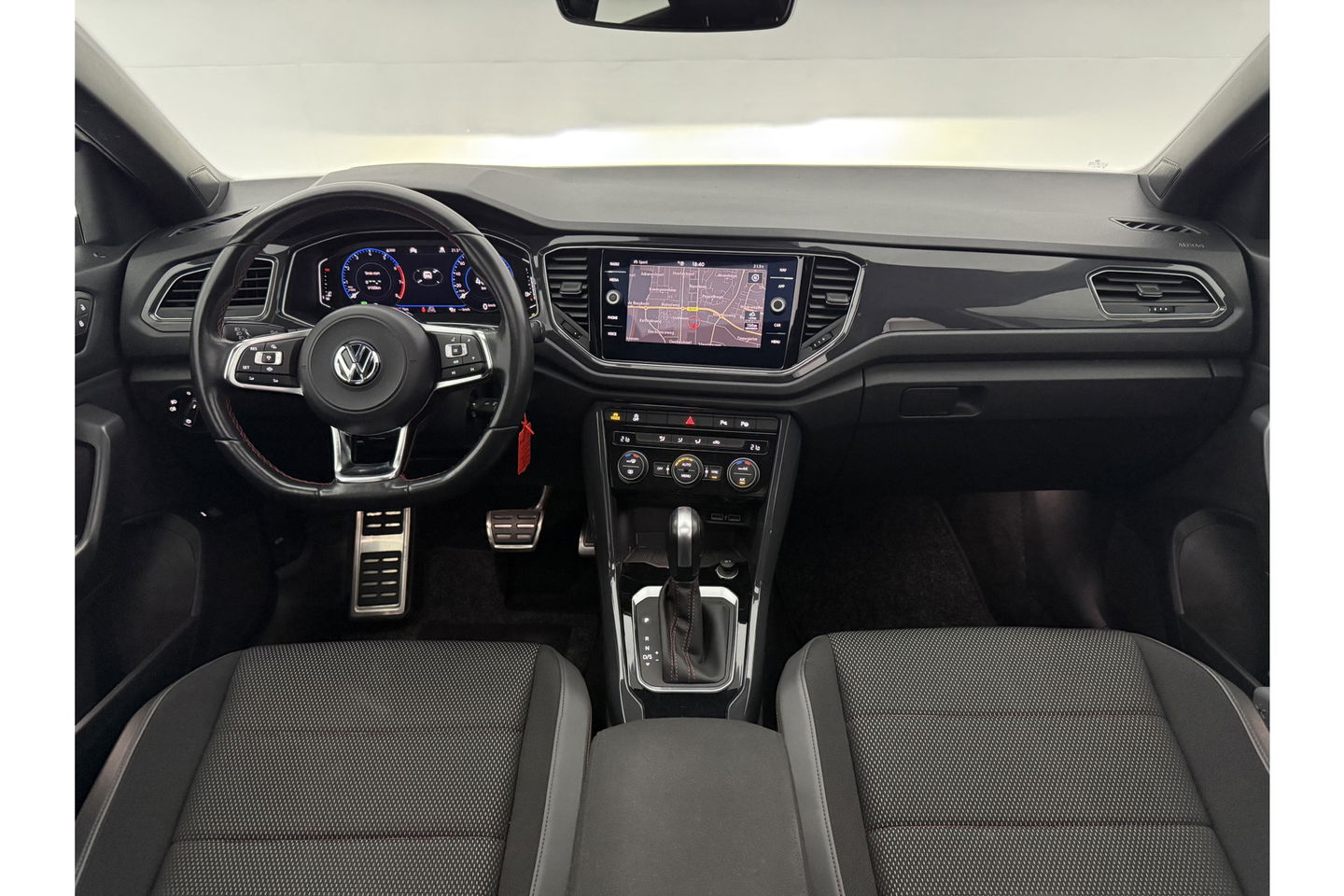 Volkswagen T-Roc 1.5 TSI R-line DSG 150PK Pano LED Virtual Trekhaak ACC Camera Carplay Clima Navi 19"LMV