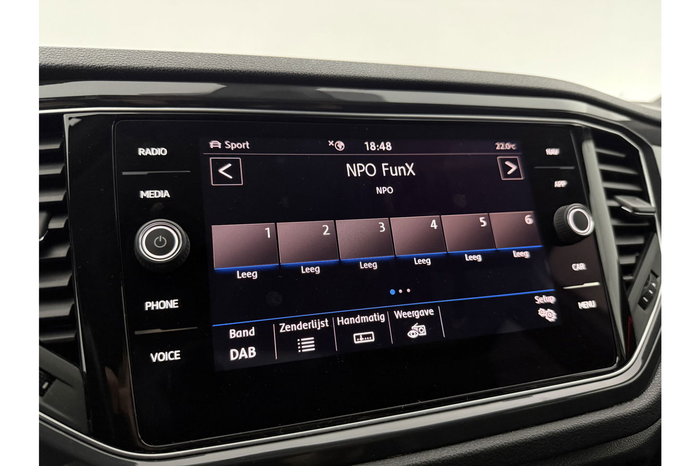 Volkswagen T-Roc 1.5 TSI R-line DSG 150PK Pano LED Virtual Trekhaak ACC Camera Carplay Clima Navi 19"LMV