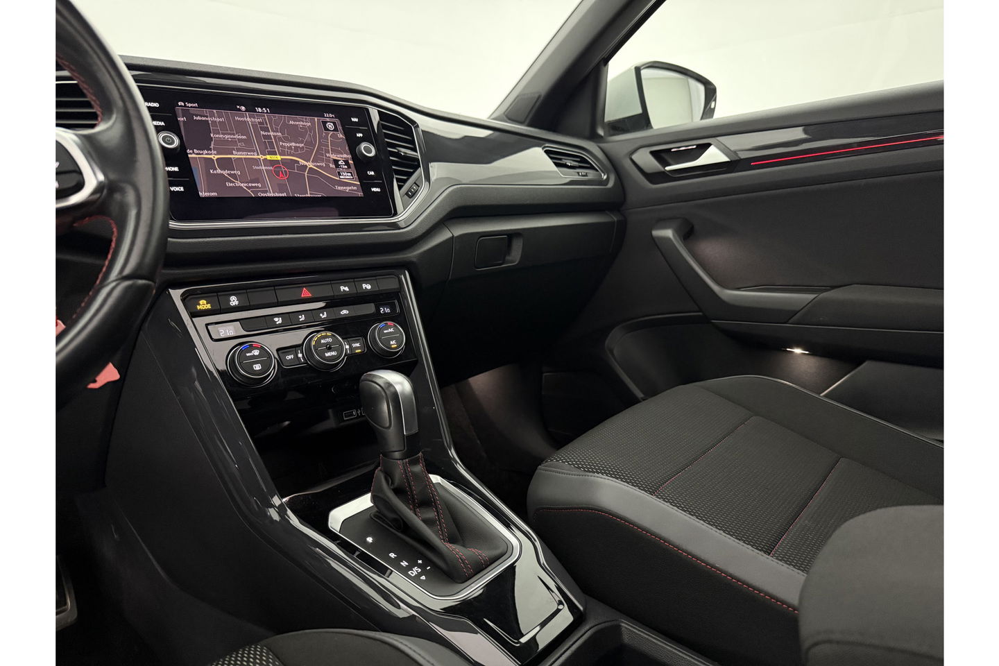 Volkswagen T-Roc 1.5 TSI R-line DSG 150PK Pano LED Virtual Trekhaak ACC Camera Carplay Clima Navi 19"LMV