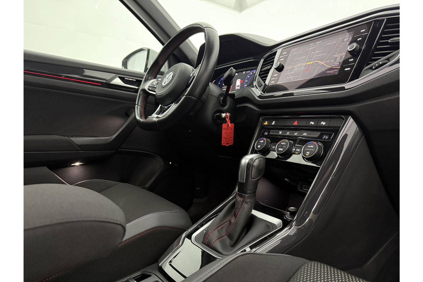 Volkswagen T-Roc 1.5 TSI R-line DSG 150PK Pano LED Virtual Trekhaak ACC Camera Carplay Clima Navi 19"LMV
