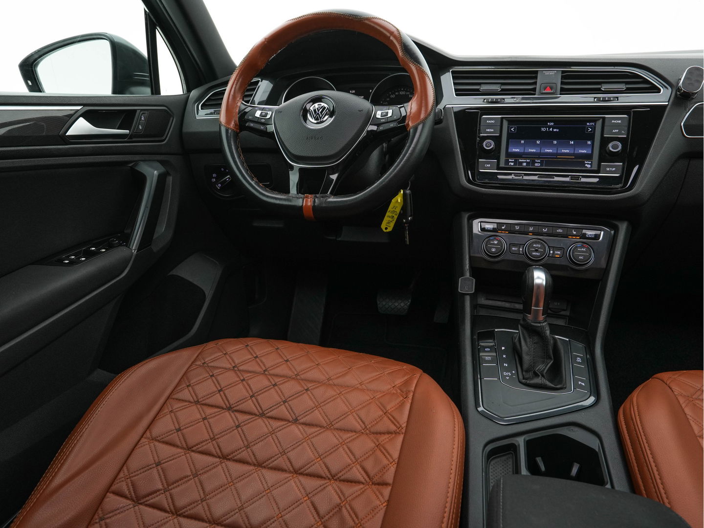 Volkswagen Tiguan 2.0 TDI Comfortline Aut. *PANO | LED-LIGHTS | ADAPTIVE-CRUISE | COMFORT-SEATS | PARKPILOT | ECC | AMBIENT-LIGHT | HEATED-SEATS | PDC | 17''ALU*