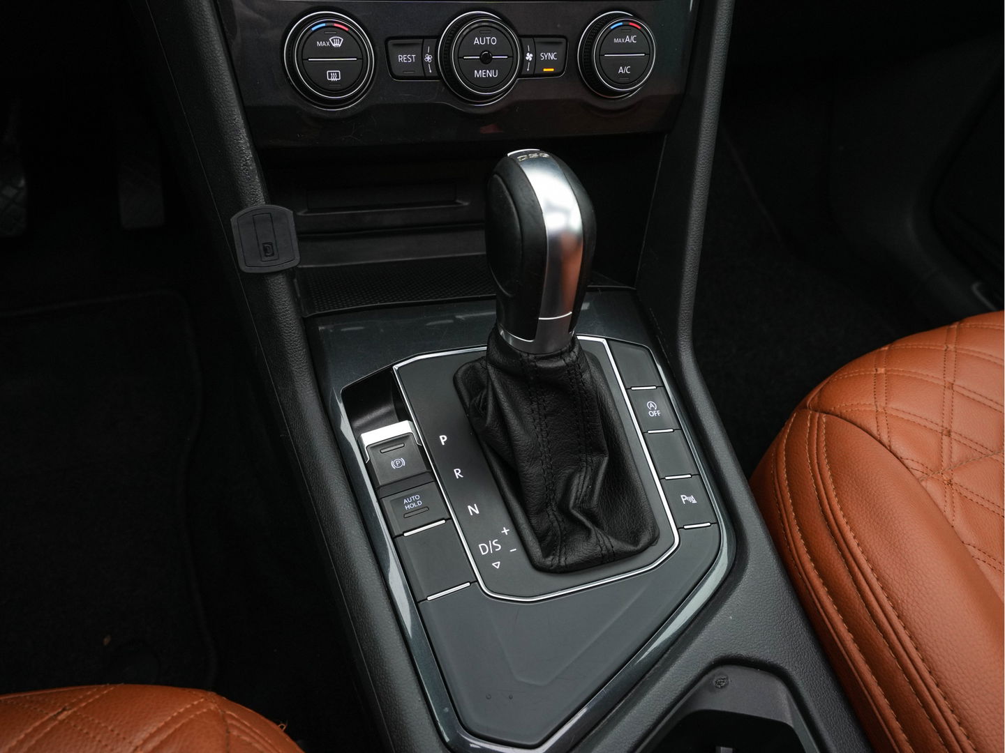Volkswagen Tiguan 2.0 TDI Comfortline Aut. *PANO | LED-LIGHTS | ADAPTIVE-CRUISE | COMFORT-SEATS | PARKPILOT | ECC | AMBIENT-LIGHT | HEATED-SEATS | PDC | 17''ALU*
