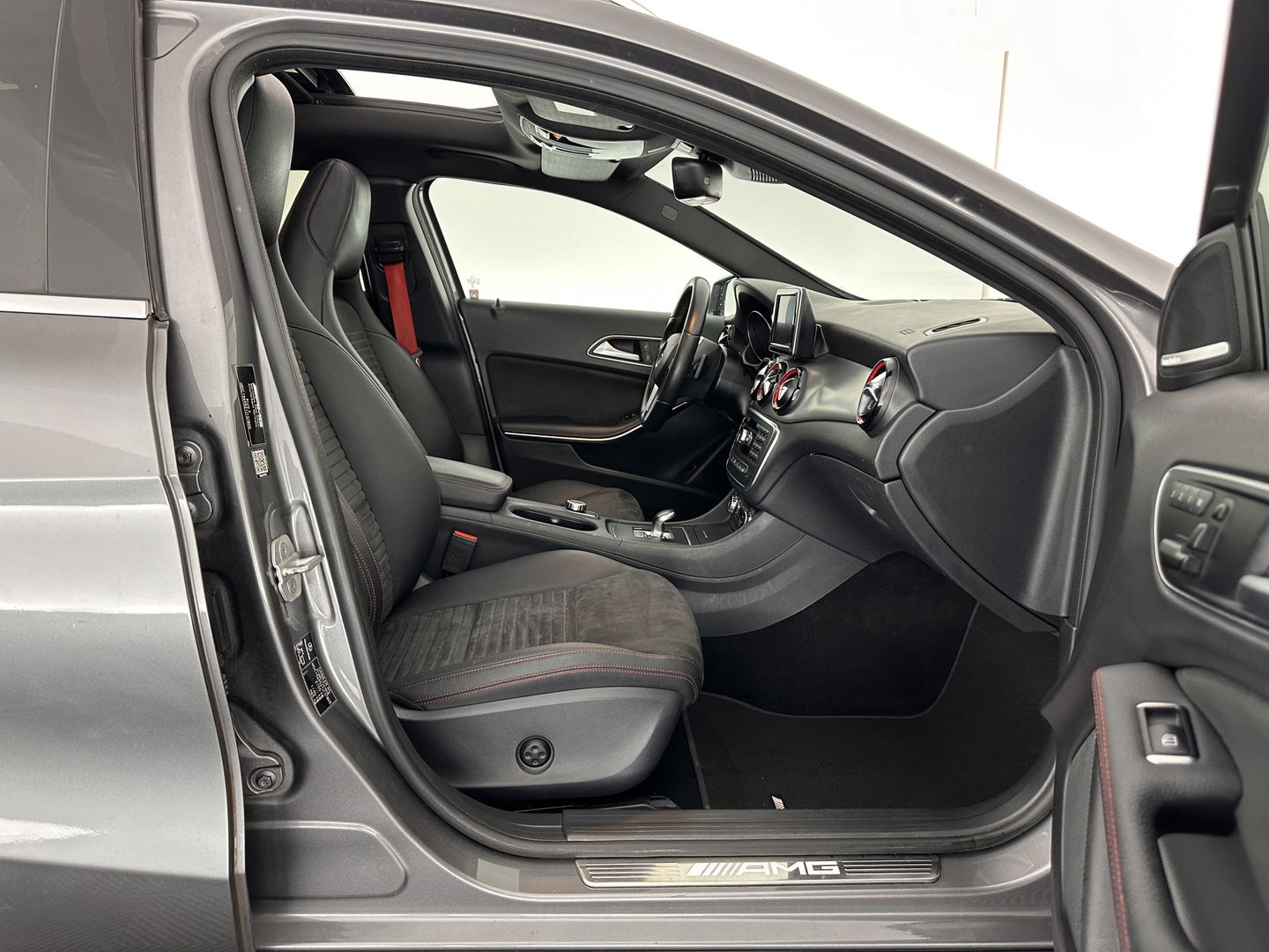 Mercedes-Benz GLA AMG 45 4MATIC *PANO | XENON | LEATHER-ALCANTARA | MEMORY-PACK | HARMAN/KARDON-AUDIO | KEYLESS |  CAMERA | SPORT-SEATS | HEATED-SEATS | NAVI-FULLMAP | SHIFT-PADDLES  | ECC | PDC | CRUISE | 20''ALU*