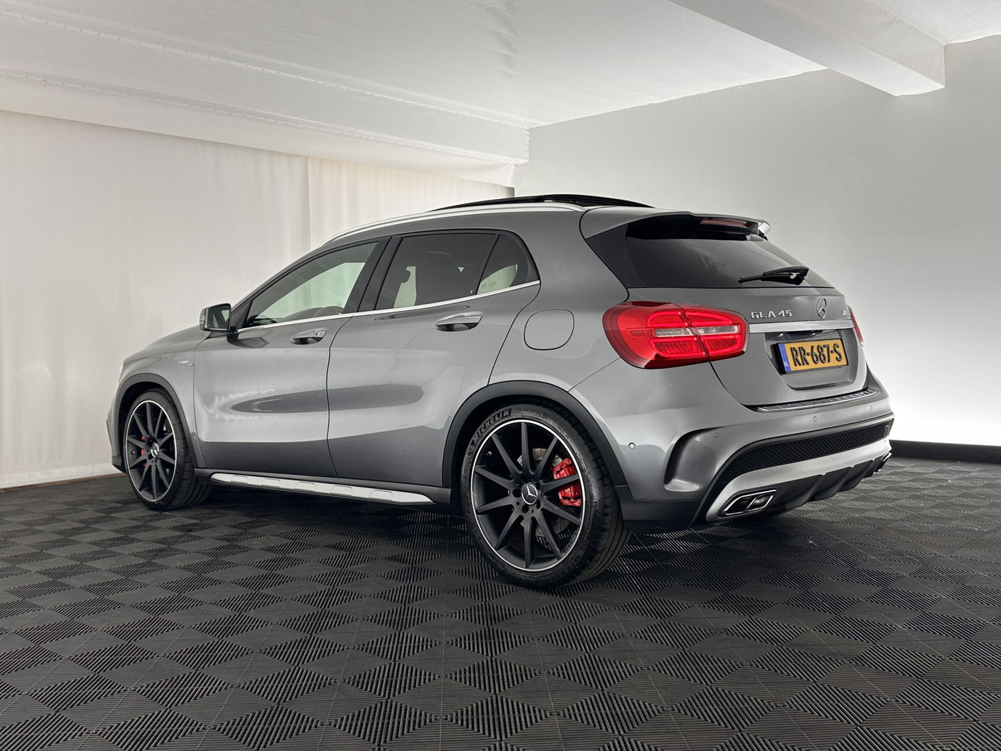 Mercedes-Benz GLA AMG 45 4MATIC *PANO | XENON | LEATHER-ALCANTARA | MEMORY-PACK | HARMAN/KARDON-AUDIO | KEYLESS |  CAMERA | SPORT-SEATS | HEATED-SEATS | NAVI-FULLMAP | SHIFT-PADDLES  | ECC | PDC | CRUISE | 20''ALU*