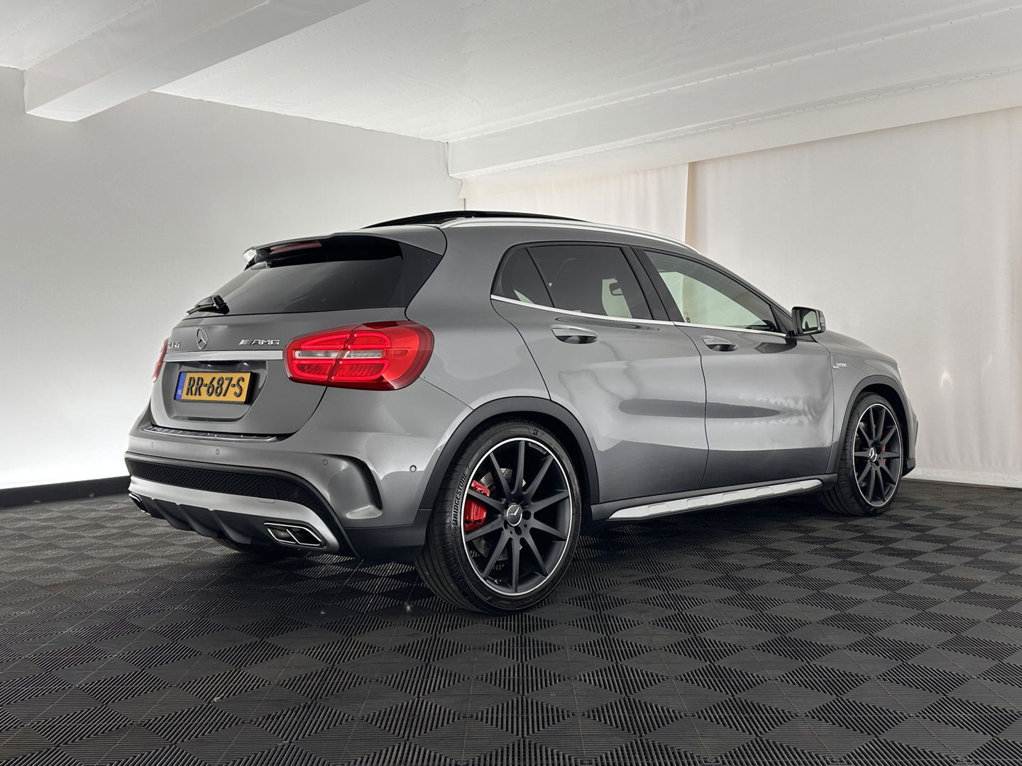 Mercedes-Benz GLA AMG 45 4MATIC *PANO | XENON | LEATHER-ALCANTARA | MEMORY-PACK | HARMAN/KARDON-AUDIO | KEYLESS |  CAMERA | SPORT-SEATS | HEATED-SEATS | NAVI-FULLMAP | SHIFT-PADDLES  | ECC | PDC | CRUISE | 20''ALU*