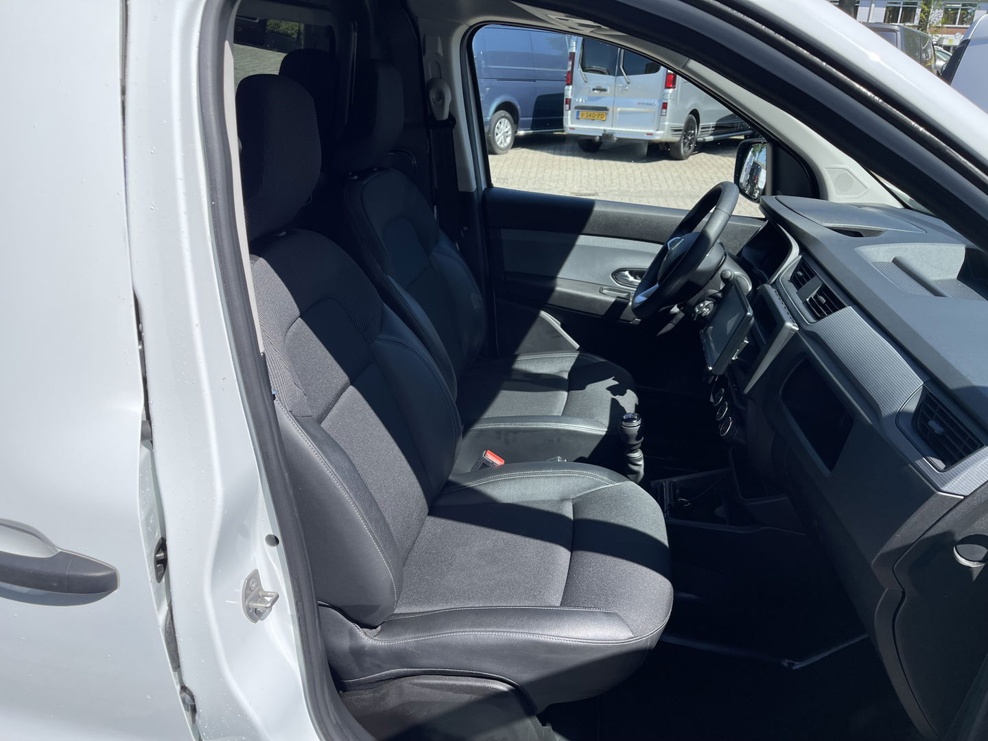 Renault Express 1.5 dCi 75 Comfort / bpm vrij / euro 6 / vaste prijs rijklaar € 12.950 ex btw / lease vanaf € 237 / pdc achter / airco / cruise control / Apple Carplay Android auto